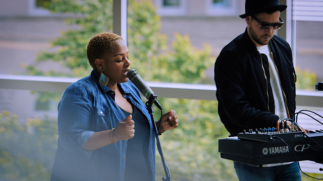 Art Zone: Fly Moon Royalty performs 'Oblivious'