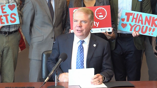 Mayor Murray signs five measures recently passed by City Council 10/7/16