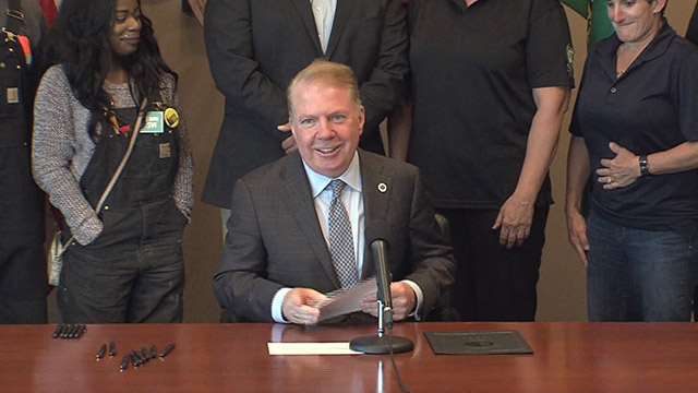 Mayor Murray signs Priority Hire, bias-free policing measures