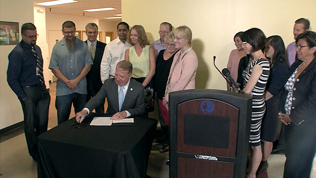Mayor Murray signs Fair Chance Housing legislation 8/23/17